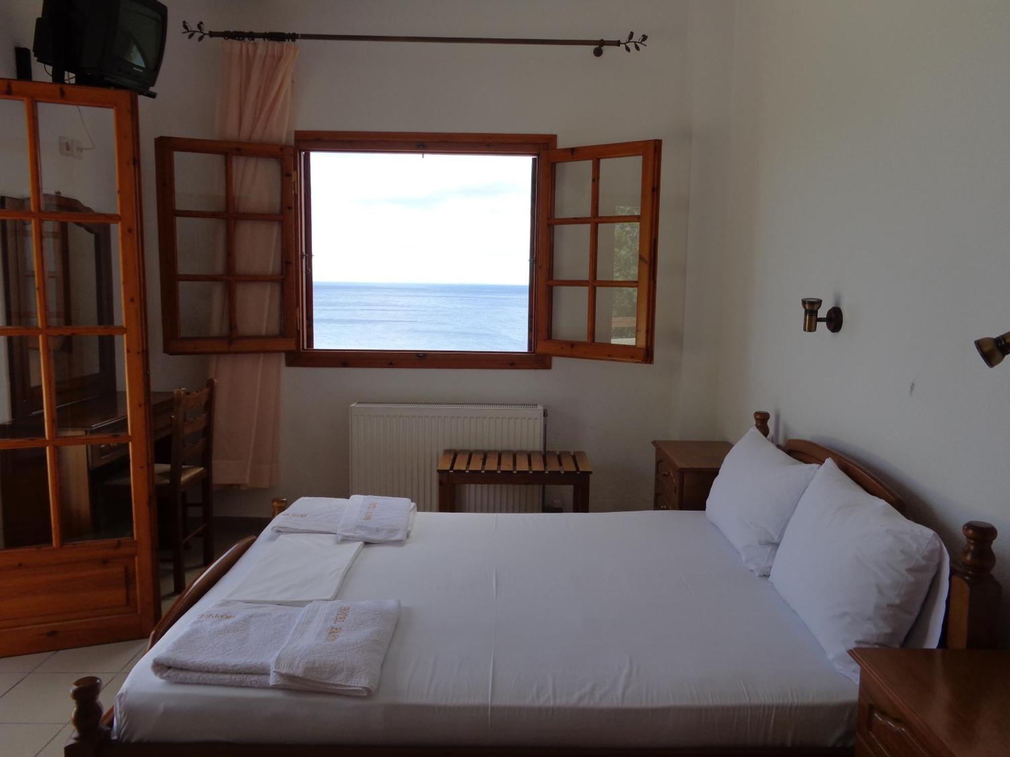 Faros Hotel Milopotamos  Buitenkant foto