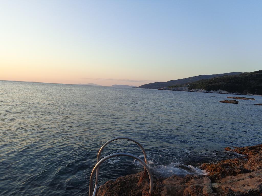 Faros Hotel Milopotamos  Buitenkant foto